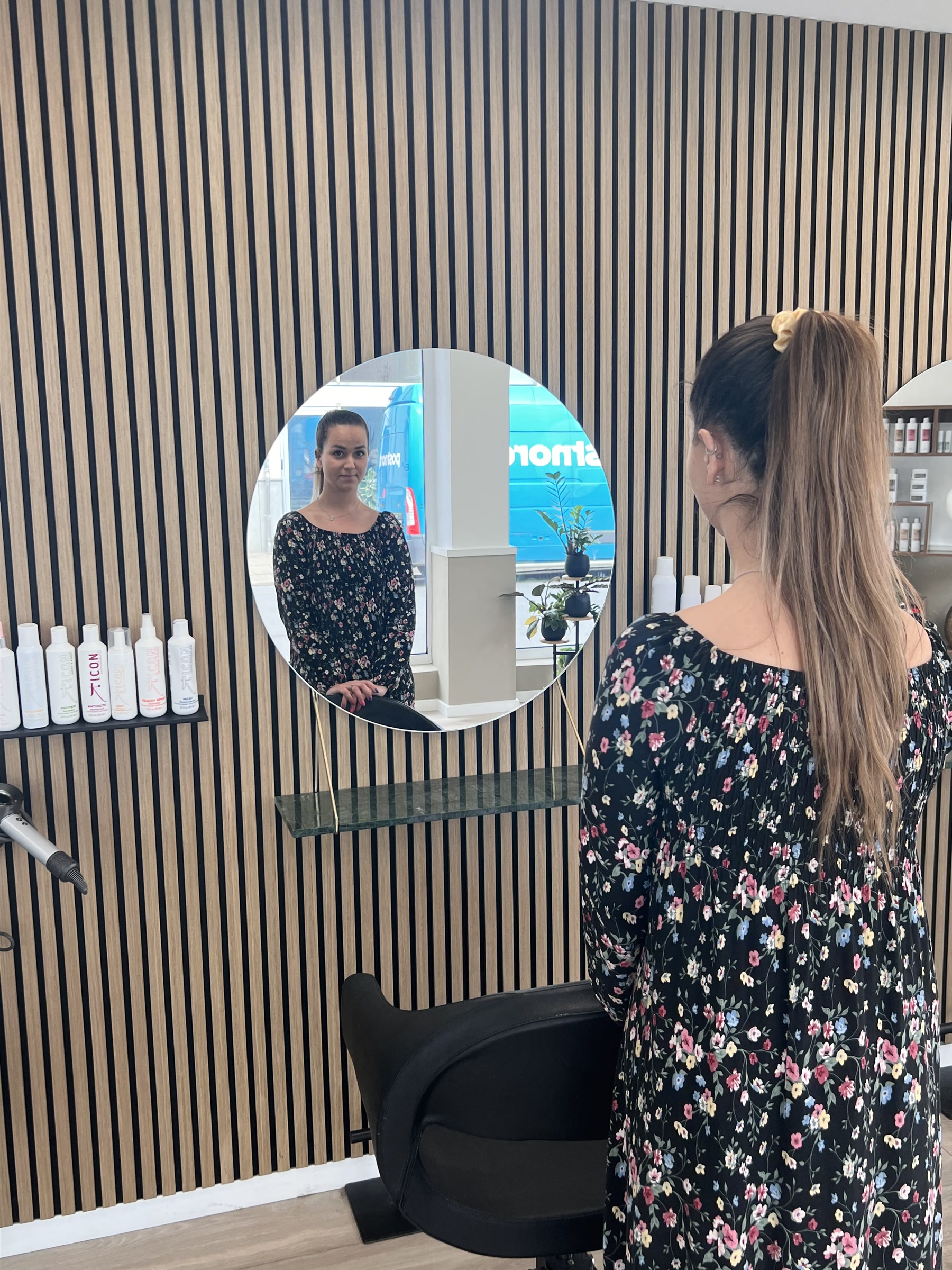 Sabina, ejer og frisør hos Hair4You i Horsens.