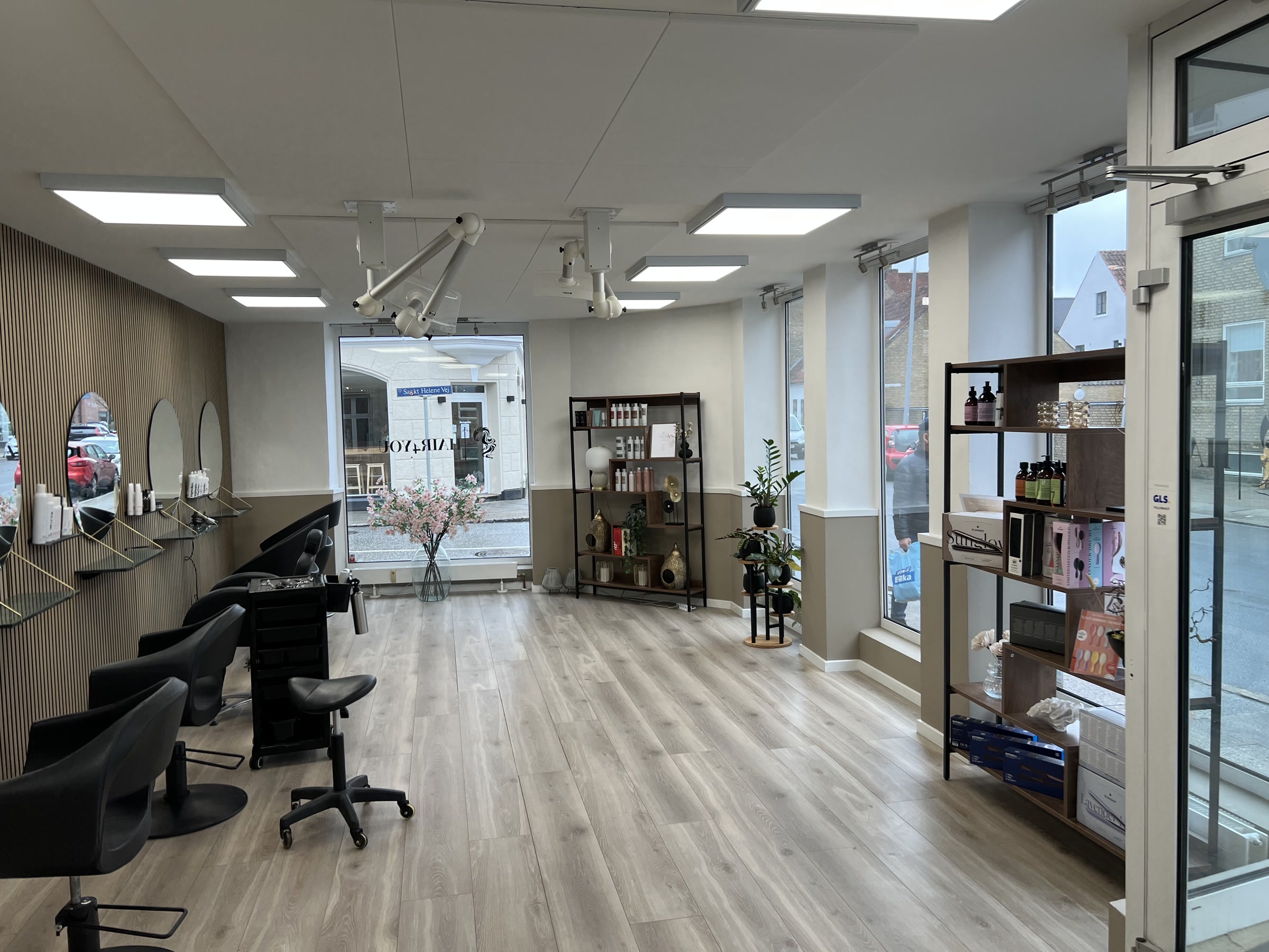 Hair4You-salonen med spejle og frisørstole på Sønderbrogade i Horsens.