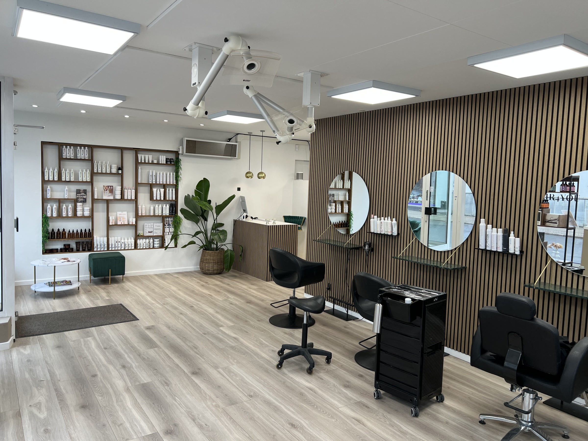 Klippeplads med stol og spejl hos Hair4You.
